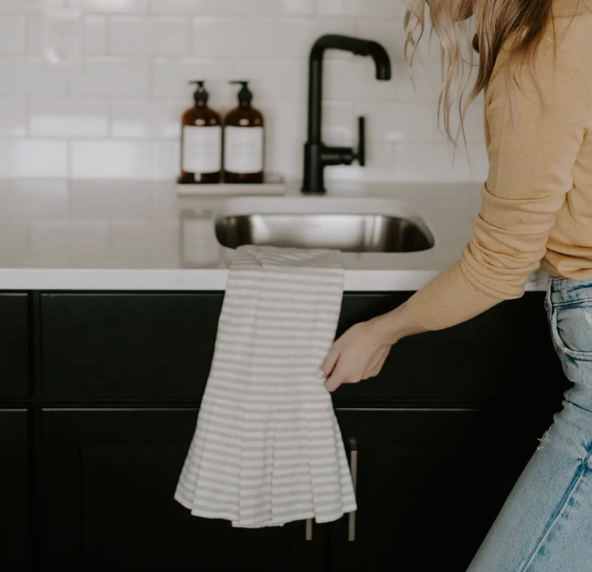 Striped Ruffle Hand Towel Grey