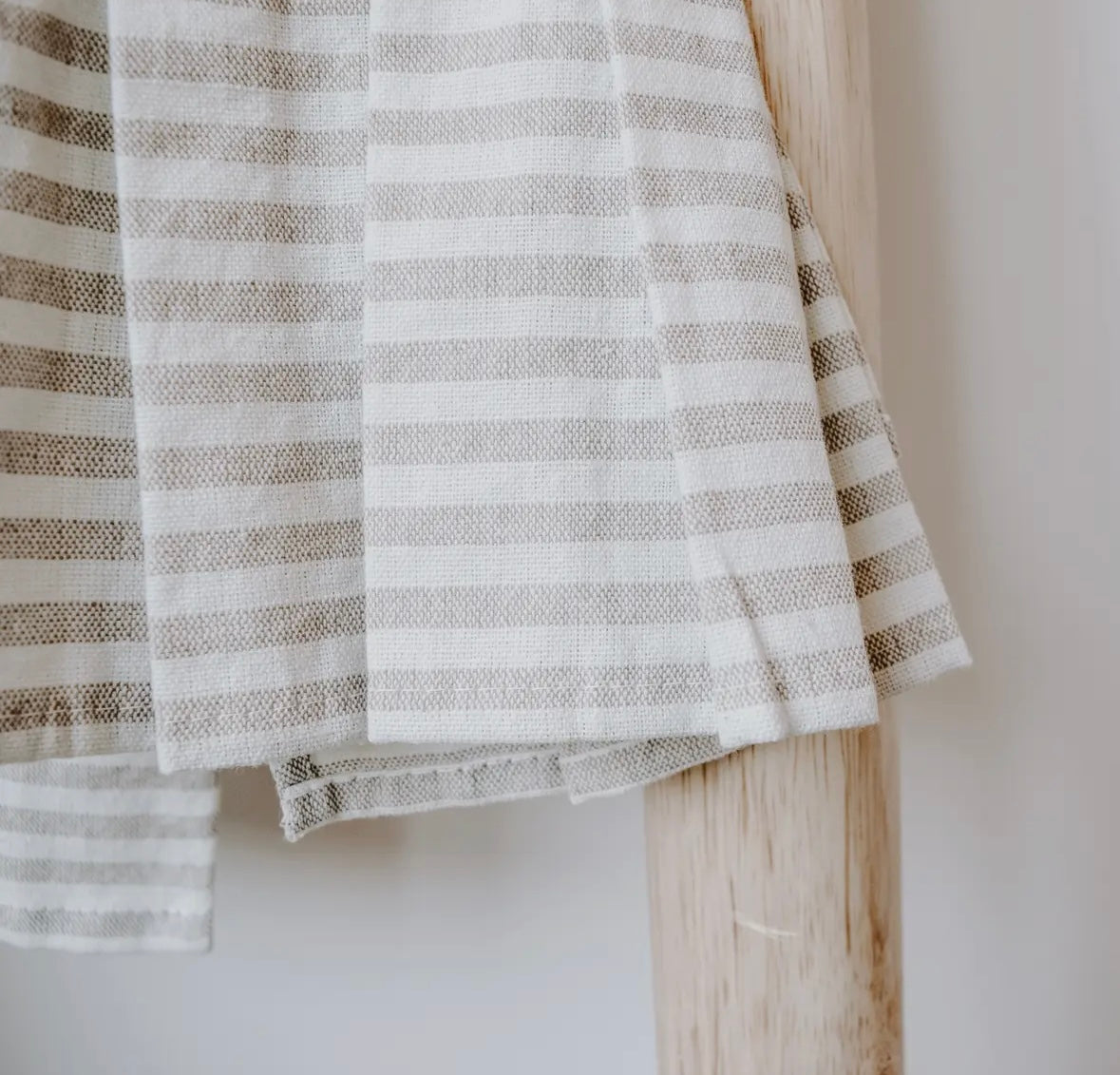 Striped Ruffle Hand Towel Grey